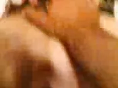 Hij bijt oudere vrouwen willen sex film een hoer op camera.