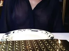 Brunette doet massage in het zwembad. gratis korte sexfilmpjes