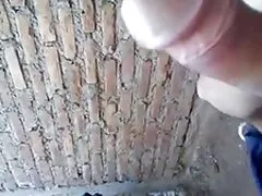 Een jongeman kwam op bezoek bij een vriend en verbrandde de meid xxxfilmpjes in de badkamer in de vagina.