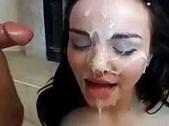 Een plassex films Aziatische man die een grijze trui in zijn keel eet.