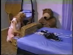 Aziatische vrouw die masturbeert met haar man in de sex film 123 badkamer.