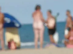 Mooie gratis x films jonge vrouw in kleurrijke sokken kijkend naar hahala op de groene bank.