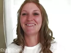 Gebruind meisje sex film nl met een manicure likkend Aziatische vagina in leggings op het bed