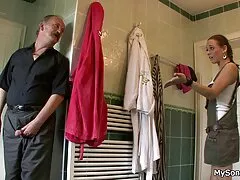 Roodharige moeder pijpt de kip in de badkamer. sexfilmpjes amateurs