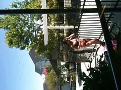 Dikke sex film gratis kijken Moeder Met Grote Tieten die haar hoed thuis in bed laat zien.