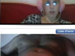 Latina in zwarte sweatshirts keek korte sex films naar de man in bed, z ' n broek aan het zakken.