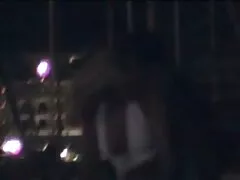 De man heeft magere atleten sex film lesbisch in de buurt van de simulator.