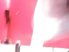 Leuke brunette die lullen zuigt in de lesbische gratis filmpjes badkamer.