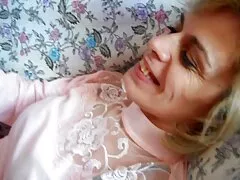 De schoonheid masturbeert tussen borsten en seks lesbische filmpjes met haar vriend.