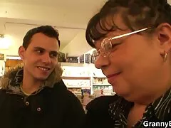 Ebony geeft gay porno filmpjes een blanke man zijn anus te stelen terwijl een mulat een man met zijn mond vermaakt.