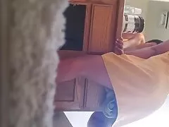 De schoonheid duwt de lengte van de dildo in de keel, die voor de webcam leuke sex film