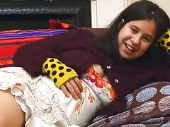 Twee zwarten bakken korte sexfilmpjes liefdesseks in de woonkamer in alle gaten