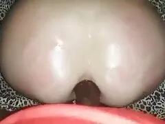 De grote busty doet sexy filmpjes gratis haar slipje uit en laat haar poesje neuken door een zwarte minnaar.
