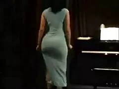 Een naakt meisje in de 123gratis sexfilmpjes badkamer.