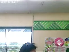 Een bril met een bril die in grote gratis seksi film tieten knijpt en de lul van een kamergenoot in zijn kruis neemt.