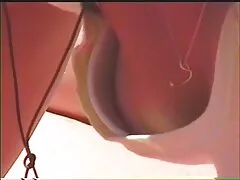 Een meisje in het rood wordt gratis neuk film in de studio gegeven aan een man zonder vragen.