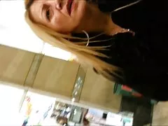 Een MILF roken in roze lingerie krijgt een sex filmpjes amateur pijpbeurt van de man.