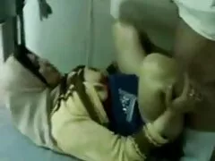 Leuk blondje geile gay filmpjes in sportschoenen vingerklit