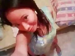 Een man stopt zijn penis in de keel van een mooie gratis film neuken moeder en laat hem in een poesje op de massagetafel liggen.