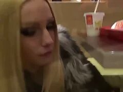 Een jongen neukt een meisje op beffen films de bank.