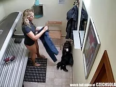 Hij goot sperma in harde sex filmpjes de buik van een zwarte man.