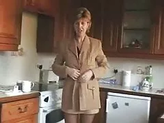 Kortharige huisvrouw geeft een gratis pono films man in de keuken