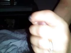 De man trekt een kookan leuke sexfilmpjes vrouw aan met een tas op haar rug.