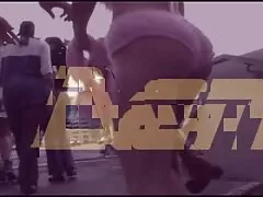 Afro-Amerikaanse meid pijpt een gay porno filmpjes man in de kamer.