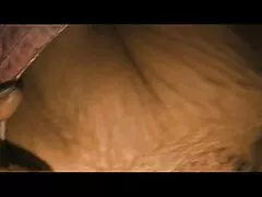 Een meisje met kort sex film tiener haar en brunettes in roze kousen