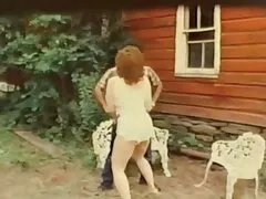 Hij neukt gratis filmpjes beffen hartstochtelijk op de bank en de moeder in haar gezicht.