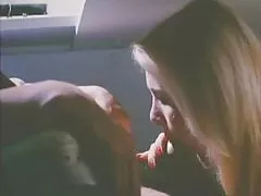 De schoonheid trekt haar rok uit en doet haar slipje homo seks films uit op straat.