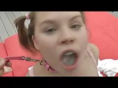 Een atleet is dun en neemt leden sex filmpjes verkrachting van de koets in de mond.