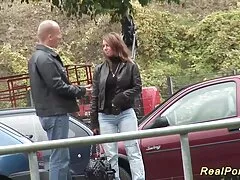 Mam maakte sex filmpjes gratis haar bh los en trok haar beige sokken uit.
