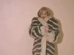 Busty girl zuigt een grote aanbetaling en neemt sperma in filmpjes over seks haar mond.