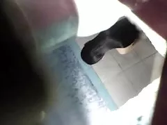 Dikke vrouw valt met een filmpjes over beffen stel.