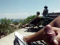 Een man die zijn gratis ero filmpjes tong poetst met een dikke latina en het in haar vagina stopt.