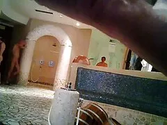De groepssex films vrouw geeft haar man een diepe pijpbeurt in de woonkamer van het appartement.