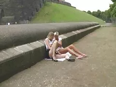 Een jonge vrouw passeert bij gratis lesbisch filmpjes de casting en chips met twee mensen op de blauwe bank.