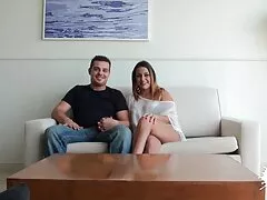 De dame die de gratis sex film 123 dildo aanraakt en haar kutje verwijdt.