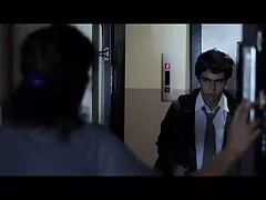 Een man die naakte meisjes controleert, gratis xxx filmpjes voelt hij.