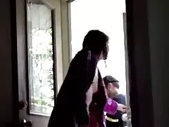 De atleet masturbeert op de vloer van anale sexfilmpjes de kamer.