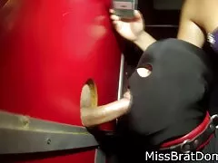 Het meisje in kousen zet gratis tiener sex films haar handen en dildo aan de deur