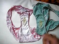 Shmara lag op het tapijt sex film kijken en neukte een dildo in de anus.