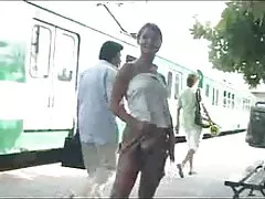Ebony die korte sex films iemand pijpt in de badkamer.