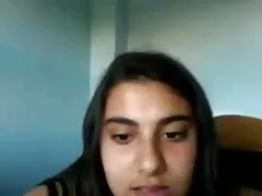 Een man neukt de vriendelijke gastvrouw in een rode jas die een gratis sexfilmpjes trio pijpbeurt geeft.